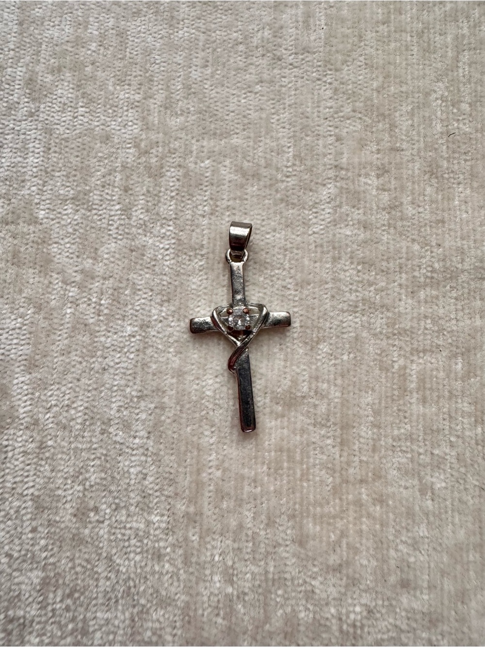 🛍️3/$35🛍️ Silver Cross Pendant with Heart Accent